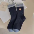 Niedliche Damen Mittelsocken aus meliertem Strickgarn mit Bärenstickerei für den Winter. - Einheitsgröße (35-40) / Schwarz und Grau
