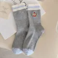 Graue Noppengarn-Mittelsocken mit süßer Bärenstickerei und gestreiften Bündchen für Damen. - Einheitsgröße (35-40) / Hellgrau