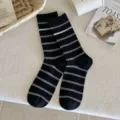 Klassische schwarz-grau gestreifte Wadenstrümpfe mit weicher und bequemer Strickstruktur - Einheitsgröße / Schwarz