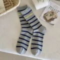 Grau-gelb gestreifte mittellange Socken in minimalistischer koreanischer Lifestyle-Optik - Einheitsgröße / Hellgrau