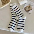 Weiße wadenhohe Socken im koreanischen Stil mit schwarzen und burgunderroten Streifen - Einheitsgröße / Weiß Marineblau