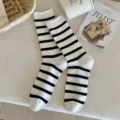Modische gestreifte Damen-Socken im Korea-Stil mit Rippenmuster für den täglichen Bedarf - Einheitsgröße / Weiß-schwarze Streifen