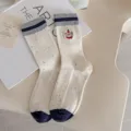 Süße gestrickte Damensocken mit Noppengarn und Bärchenstickerei im japanischen Alltagsstil. - Einheitsgröße (35-40) / Gebrochenes Weiß
