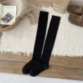 Calcetines largos negros por encima de la rodilla en un ambiente acogedor de estilo hogareño - Talla única / Negro