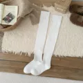 Calcetines altos blancos lisos por encima de la rodilla para mujer en ambiente acogedor - Talla única / Blanco
