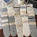 Süße japanische geblümte Wadenstrümpfe Set in verschiedenen Mustern und Farben - Einheitsgröße (35-40) / Blaues Rautenmuster
