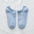 Mooie lichtblauwe lage damessokken met een schattig geborduurd wit schaapje. - Eén Maat (34-39) / Blauw