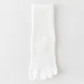 Damen weiße Baumwoll Zehensocken, einfarbige Wadenlänge geteilte Zehen Freizeit Socken. - Einheitsgröße (35-40) / Weiß