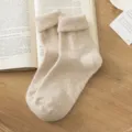 Chaudes chaussettes d'hiver en cachemire beige uni avec revers élégant et style douillet. - Taille Unique (35-40) / Khaki