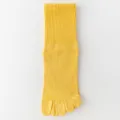 Einfarbige gelbe Baumwoll Fünffinger Socken mittelhoch, atmungsaktive geteilte Zehensocken - Einheitsgröße (35-40) / Gelb
