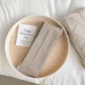 Cómodas mallas de punto acanalado beige para mujer presentadas en una elegante bandeja de madera - Talla Única (35-40) / Caqui