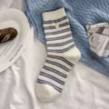 Gestreepte damessokken met knopen in Koreaanse stijl, hippe casual lange sokken voor de zomer. - Eén Maat (35-40) / Grijze Streep