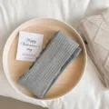 Grijze geribbelde winterleggings voor dames gepresenteerd op een minimalistisch houten dienblad - Eén Maat (35-40) / Lichtgrijs