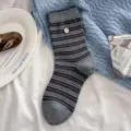 Dames gestreepte middelhoge sokken met schattige knoopdecoratie, comfortabele katoenen sokken. - Eén Maat (35-40) / donkergrijs