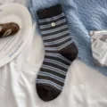 Dames koreaanse stijl bruine en blauwe gestreepte middelhoge sokken met knopdecoratie. - Eén Maat (35-40) / Donker Koffie