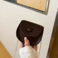 Elegante mini bolso bandolera marrón oscuro con cadena dorada y cierre de botón - Café