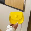 Minibolso bandolera amarillo brillante para mujer con elegante cadena dorada fina - Amarillo