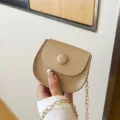 Elegante mini bolso bandolera beige minimalista con fina cadena dorada para mujer - Caqui
