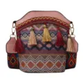 Klassische Beuteltasche im Ethno-Stil mit bunten Webmustern und dekorativen Quasten - Rosa
