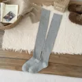 Elegantes calcetines largos de punto gris liso por encima de la rodilla para el invierno - Talla única / Gris claro