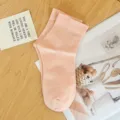 Minimalistische pfirsichfarbene Socken aus Baumwolle mit glatter Textur für den Alltag - Einheitsgröße (35-40) / Hellrosa