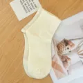 Minimalistische cremefarbene Baumwoll-Wadensocken für Damen, atmungsaktiver dünner Strick - Einheitsgröße (35-40) / Cremeweiß