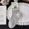 Chaussettes mi-hautes rayées gris et blanc avec broderie de chiot mignon et nœud femme. - Taille Unique (35-40) / Nœud