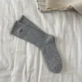 Chaussettes en tricot gris pour femmes avec broderie de nœud et bordure en dentelle - Taille Unique (34-40) / Gris clair