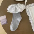 Graue Lolita Wadenstrümpfe mit weißer Spitzenrüsche, süße japanische süße Baumwollsocken. - Einheitsgröße (34-40) / Grau