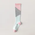 Calze sportive a compressione a righe pastello con scritta SPORT ME su fondo azzurro chiaro - Taglia unica / Blu rosato