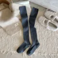 Chaussettes Hautes Longues Gris Foncé pour Femme Chaussettes Chaudes d'Hiver Douces - Taille unique (35-41) / Gris foncé