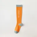 Calze fitness da donna arancioni con scritte bianche 'SPORT ME' e strisce grigie decorative - Taglia unica / Arancione Grigio