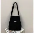 Große schwarze Cord-Tragetasche mit modischem Label-Design auf der Vordertasche - Schwarz