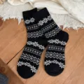 Damen Winter warme mittlere Socken schwarz skandinavisch Schneeflocke Strick lässige Socken - Einheitsgröße (34-40) / Schwarz