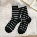 Gemütliche schwarz-weiß gestreifte halbhohe Socken mit grauen Rippbündchen für den Winter. - Einheitsgröße (34-40) / Schwarz