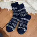 Gemütliche Woll-Wintersocken mit traditionellem skandinavischem Schneeflocken-Muster. - Einheitsgröße (34-40) / Marineblau