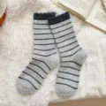 Warme grau gestreifte wadenhohe Damensocken mit kuscheliger Rippenstruktur aus Kaschmir. - Einheitsgröße (34-40) / Hellgrau