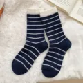 Weiche marineblau-weiß gestreepte Damen-Socken mit eleganten weißen Rüschenbündchen - Einheitsgröße (34-40) / Marineblau