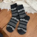 Dunkelgraue Winter-Wollsocken mit klassischem Fair-Isle-Schneeflockenmuster, warme Mittelsocken. - Einheitsgröße (34-40) / Dunkelgrau