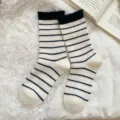 Warme mittellange Damensocken mit dunkelblauen Streifen auf Creme - Einheitsgröße (34-40) / Weiß