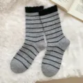 Gemütliche grau-schwarz gestreifte Wollsocken für Damen, ideal für winterliche Wärme - Einheitsgröße (34-40) / Mittelgrau
