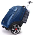 Vista dettagliata di uno zaino trolley blu con grandi ruote e una tasca laterale a rete - Blu