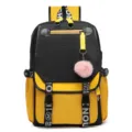 Detaillierte Vorderansicht eines gelb-schwarzen Schülerrucksacks mit einem rosa Bommelanhänger - Gelb