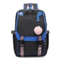 Vorderansicht von schwarz-blauem Schulrucksack mit großem Fassungsvermögen und Pompon - Blau