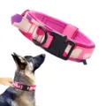 Vista detallada de un collar táctico para perros de camuflaje rosa con hebilla de liberación rápida - Camuflaje Rosa