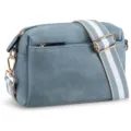 Detalle de un bolso bandolera de cuero azul claro con correa de rayas ajustable. - Azul claro