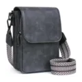 Vista detallada del bolso bandolera de cuero PU texturizado con correa estampada. - Gris oscuro