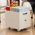 Caja de almacenamiento blanca con ruedas y diseño de carita para organizar libros bajo el escritorio - Cara Sonriente (Con Ruedas)