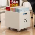 Caja de almacenamiento de libros blanca móvil con ruedas y diseño smiley, 29x32x24 cm - Cara de Abrazo (Con Ruedas)
