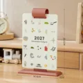 Support de calendrier de bureau 2027 minimaliste avec icônes de la vie quotidienne - 2026-2027 Avec Noyau / Rouge Brique